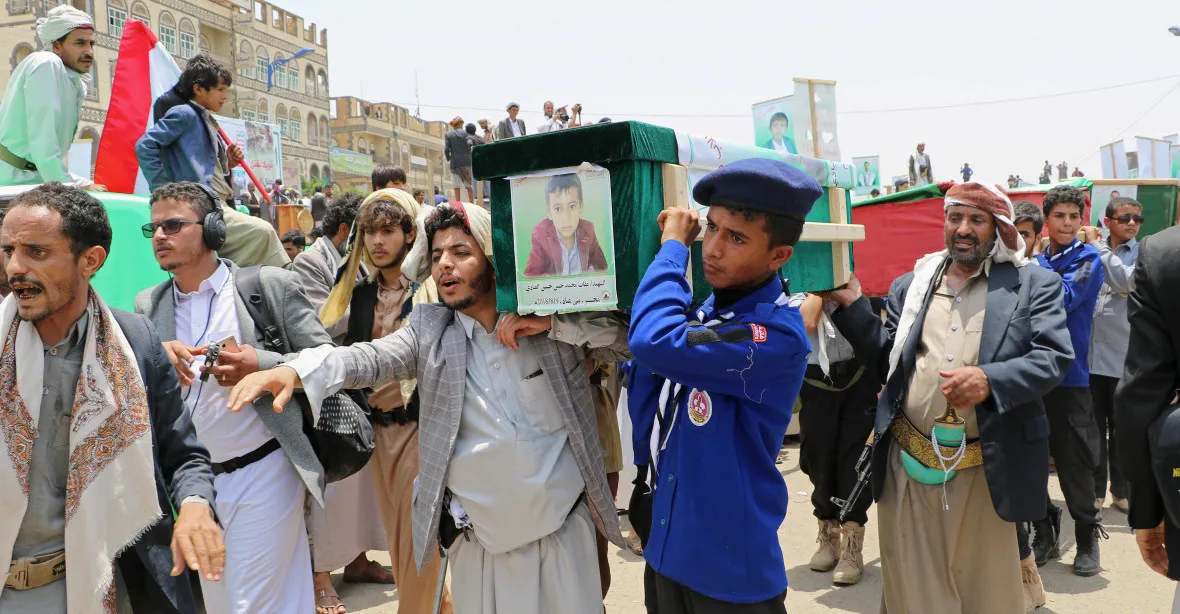 Saúdští řezníci. V Jemenu pohřbili oběti čtvrtečního náletu, včetně 40 dětí