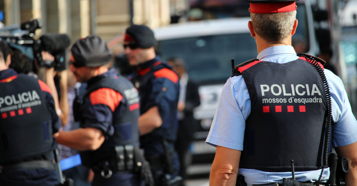 Teroristický útok a autonehoda zalarmovaly Španěly, incidenty se obešly bez obětí