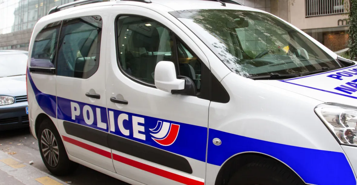 Útočník u Paříže zabil nožem dvě ženy a jednu zranil. Na policii křičel Alláhu akbar