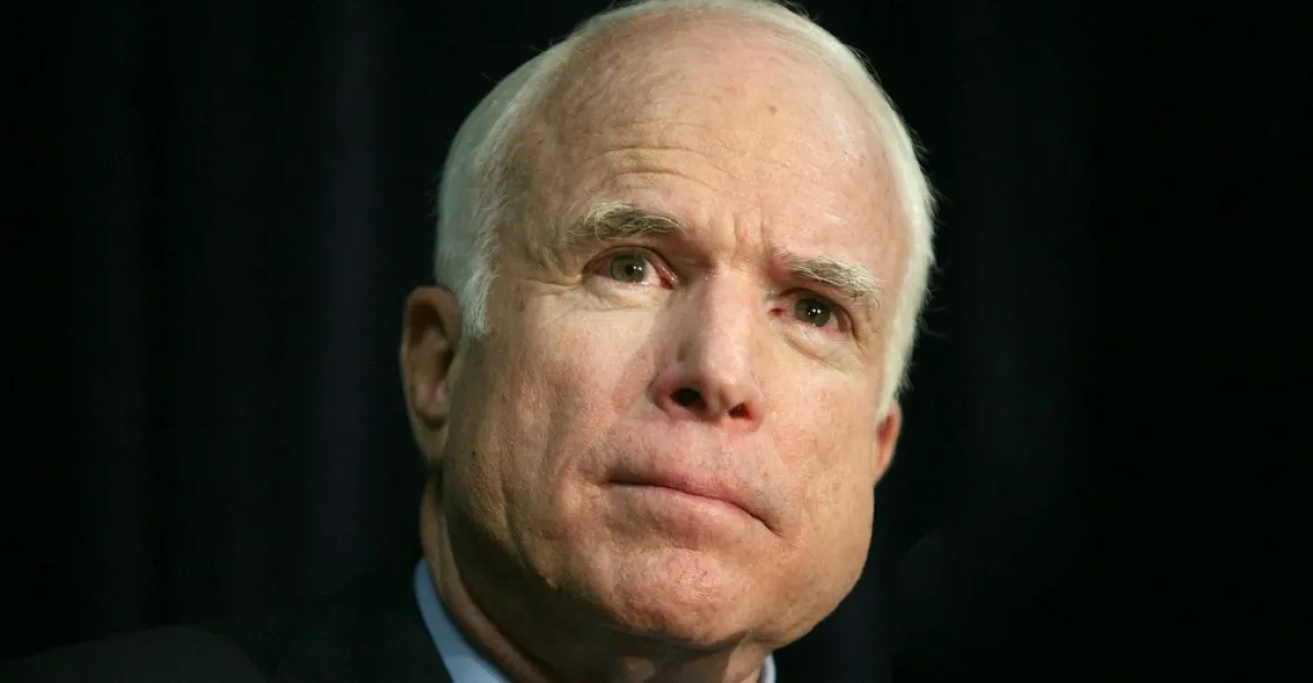 „Neklesejte na mysli,“ vyzval zesnulý senátor McCain v dopise na rozloučenou Američany
