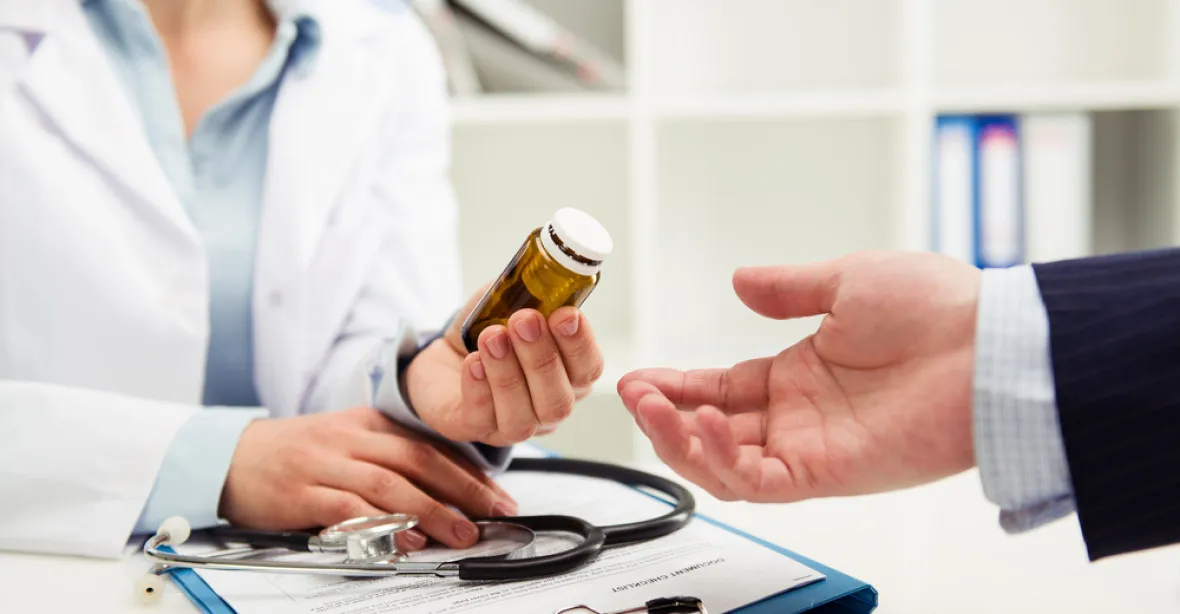 Lékaři čelí obžalobě kvůli přijímání úplatků za předpis léků. Hrozí jim vysoké tresty