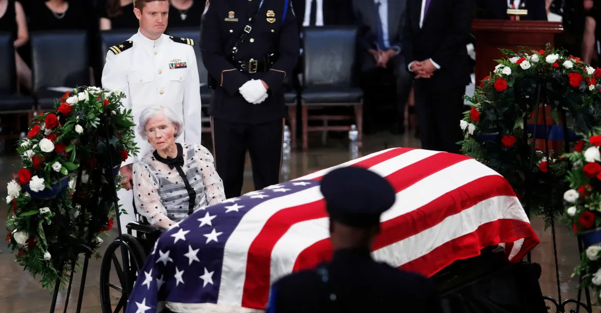 Se senátorem McCainem se loučí i jeho 106letá matka
