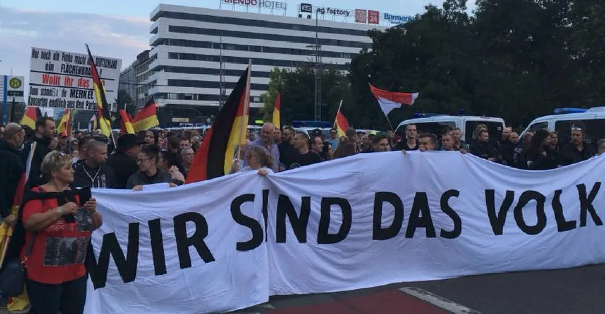 Odpor v Chemnitzu má výdrž. V pátek proti migraci protestovalo asi 2300 lidí