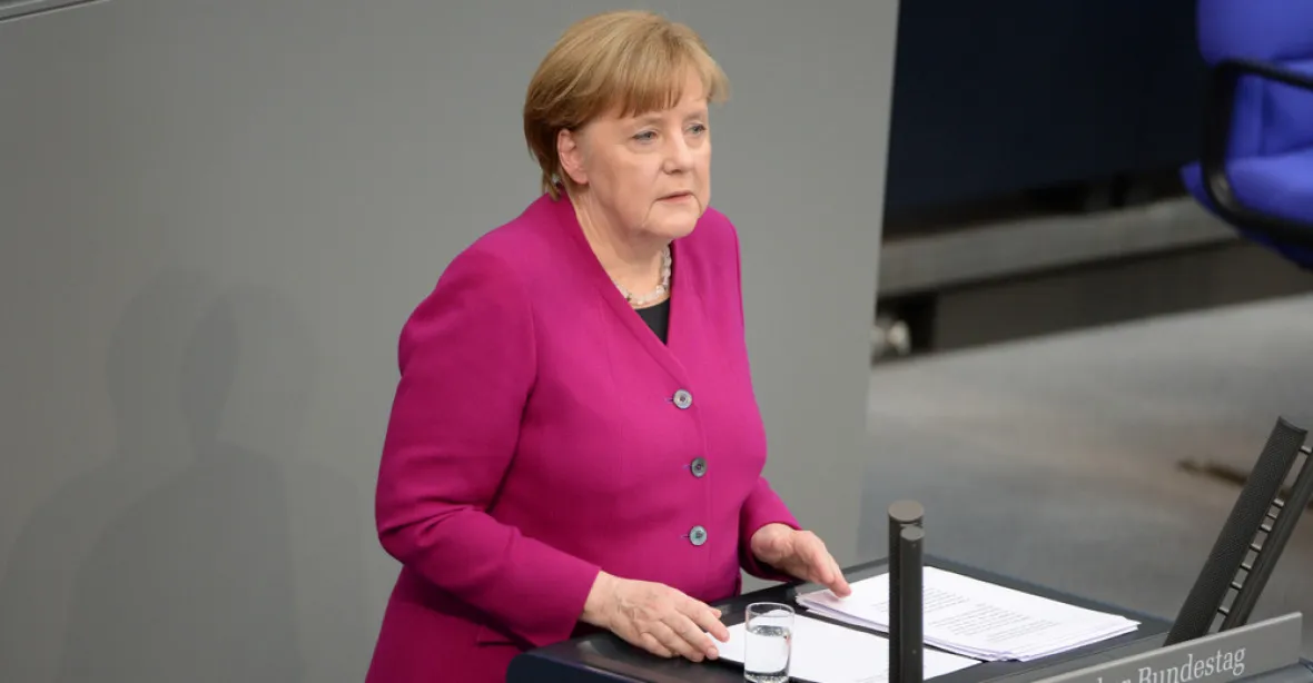 Merkelová chápe pobouření lidí, není to ale omluvou pro štvaní a nacistická hesla