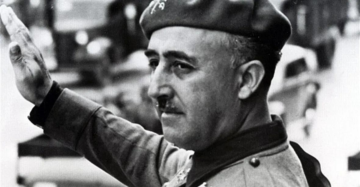 Diaktátor Franco opustí po desítkách let svou hrobku, schválil španělský parlament
