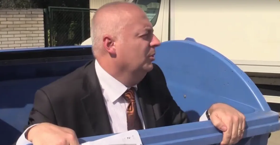 Kandidát ČSSD na primátora Brna číhá na voliče v popelnici