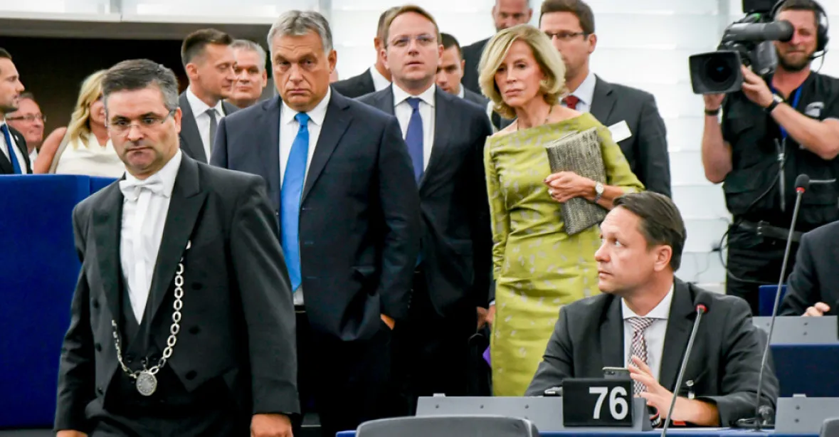 Hlasování europoslanců o Orbánovi strhlo v Česku melu. Skandální, říká Klaus