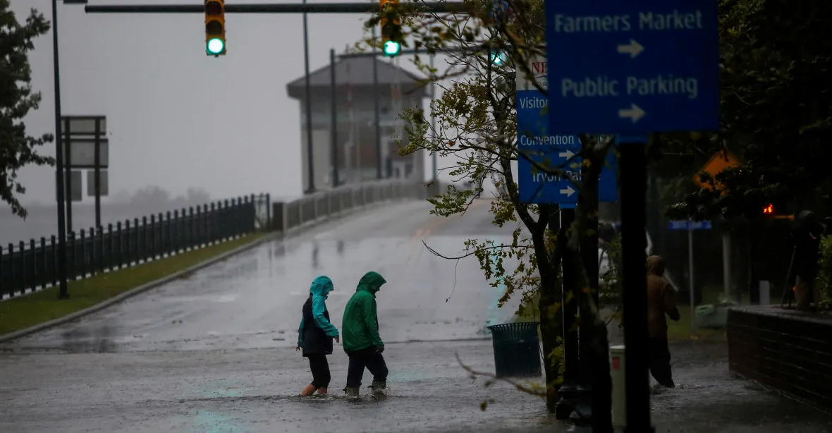 Hurikán Florence má už několik obětí, 900 tisíc domovů bez proudu, živel ale zeslábl