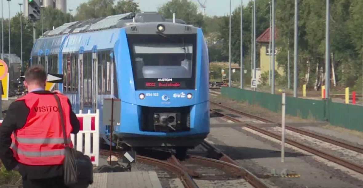 V Německu poprvé vyjel vlak na vodík. Zanechává za sebou jen vodu a páru