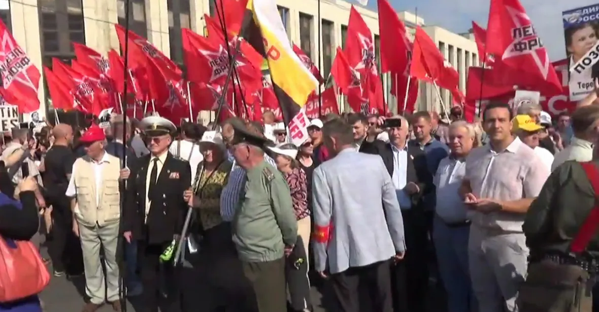 VIDEO: V Moskvě demonstrovalo deset tisíc lidí proti důchodové reformě, loupeži století