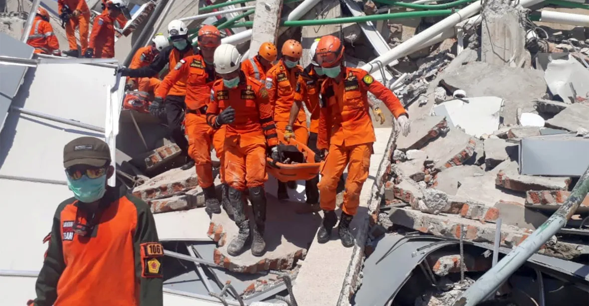 Zatím přes 800 mrtvých po sérii zemětřesení a tsunami v Indonésii