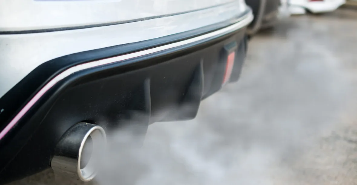 Europoslanci podpořili přísnější návrh na snížení emisí CO2 u aut