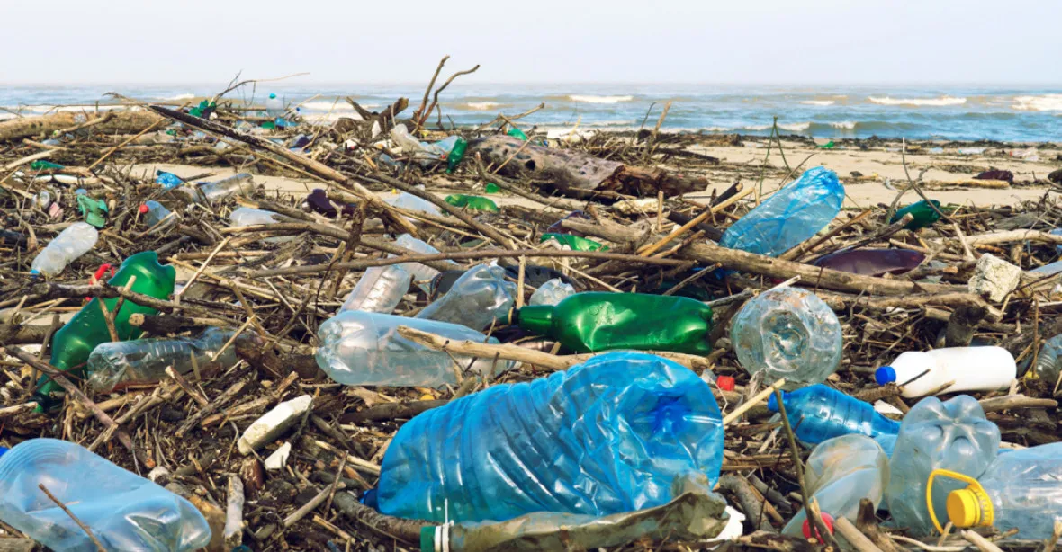 Plastové zamoření planety má na svědomí hlavně Coca-Cola a Pepsi, tvrdí Greenpeace