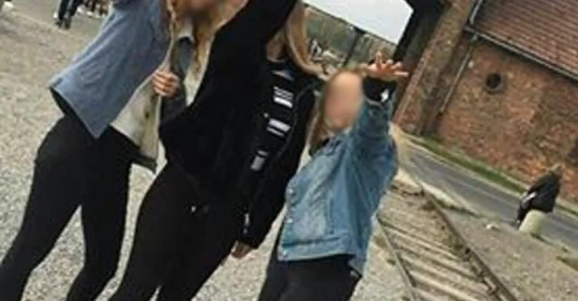 Dívky na školním výletu hajlovaly před bránou v Osvětimi. Fotku sdílely na Instagramu
