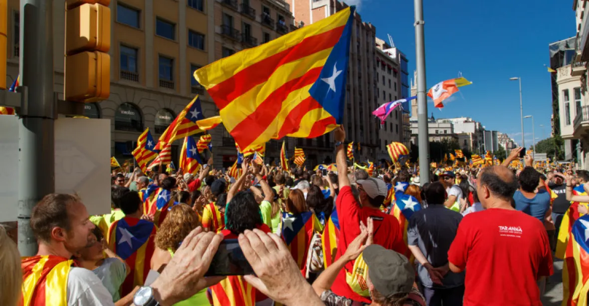Manifest za svobodu katalánským politikům. V Barceloně se sešly tisíce lidí