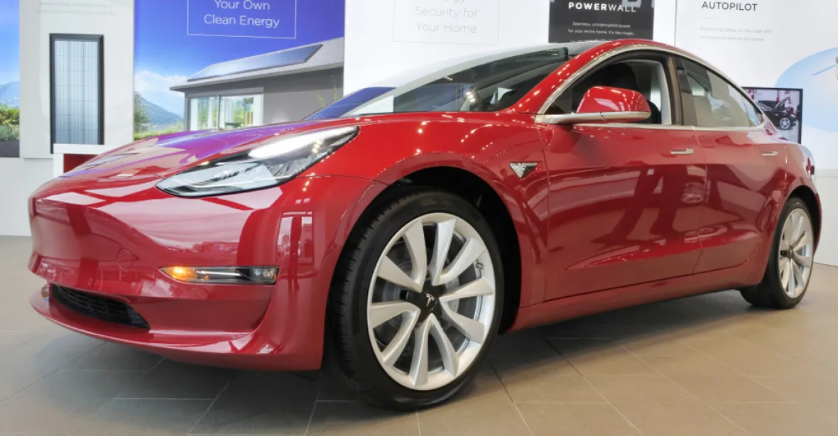 Tesla představila novou verzi sedanu. Cena začíná na 45 tisíc dolarů