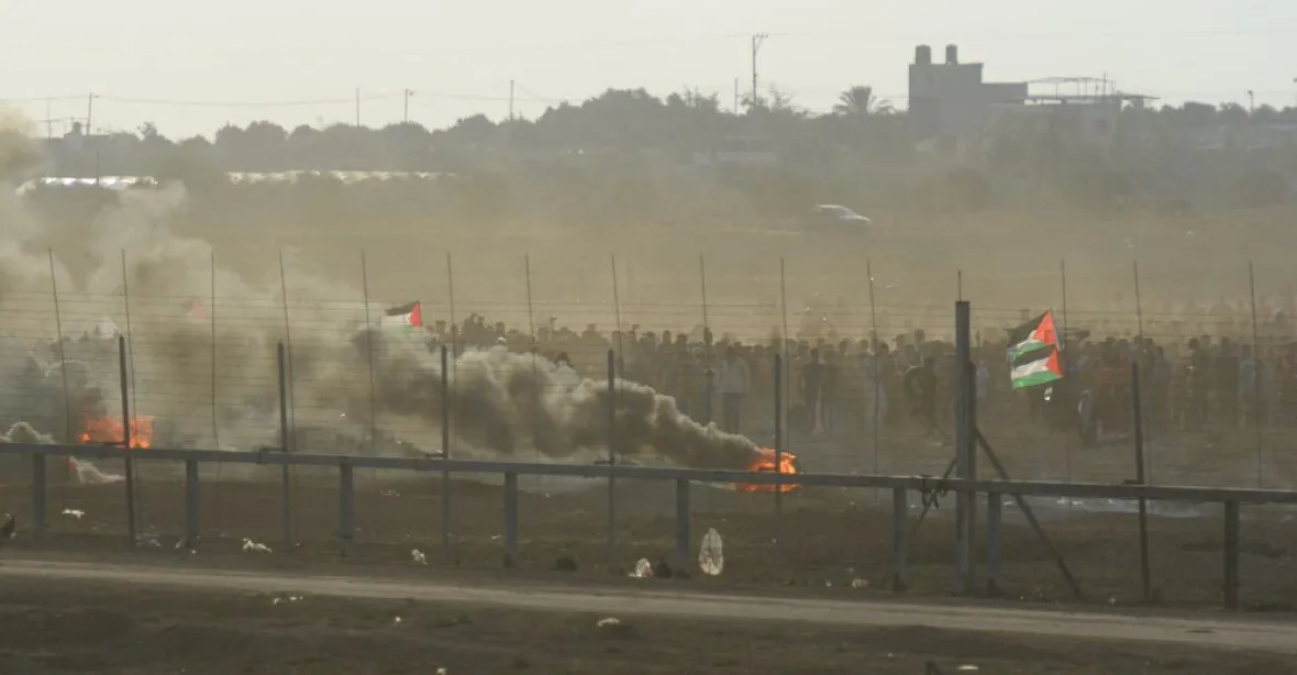 Izraelští vojáci postřelili během protestů v Pásmu Gazy 77 lidí. Vzájemné napětí ale polevuje