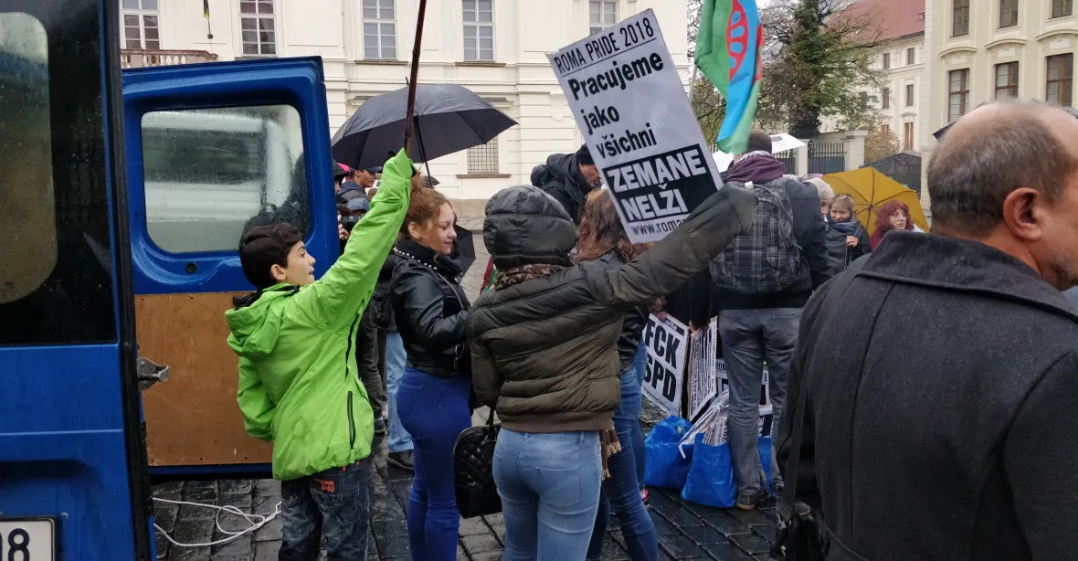 Stovka lidí protestovala před Pražským hradem proti výrokům Zemana o Romech