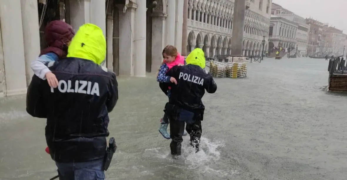 Silný vítr, déšť i sníh sužují Itálii. Benátky jsou pod vodou, zemřelo už pět lidí