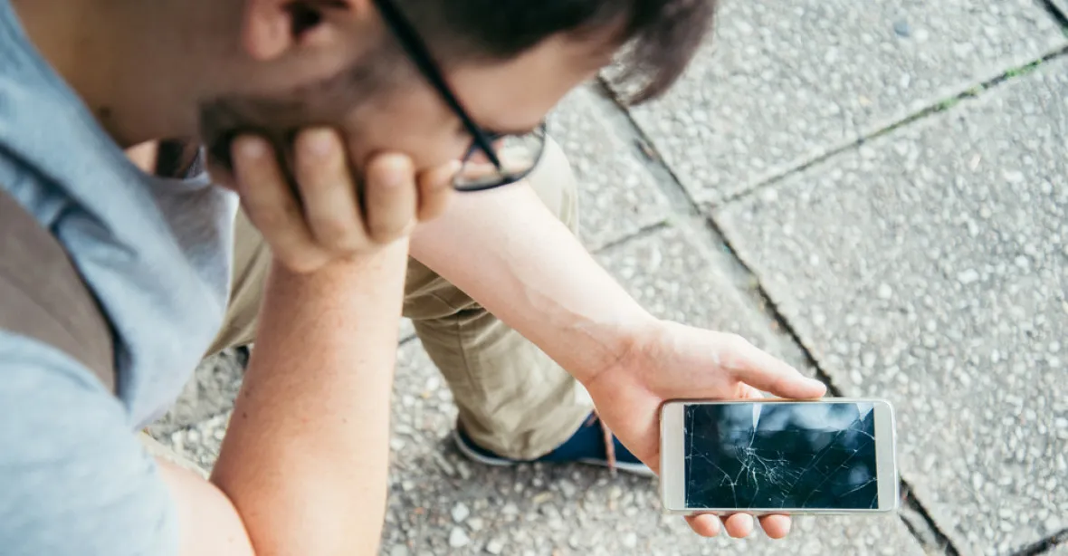 Co nejvíce ničí displeje mobilů? Překvapivě focení selfie či pád do záchodu