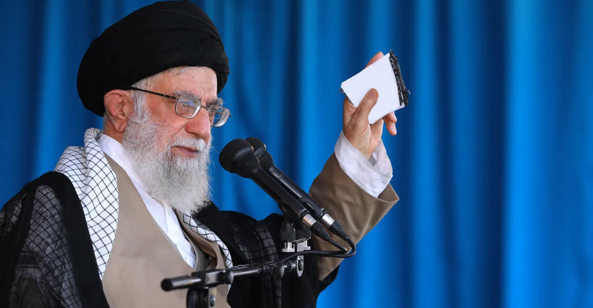 USA prohrály svůj boj o nadvládu nad Íránem, tvrdí Chameneí před zavedením dalších sankcí