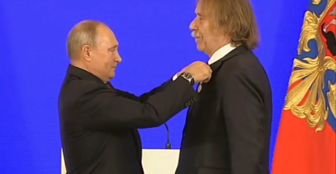 VIDEO: Nohavica dostal od Putina medaili za upevnění přátelství mezi národy