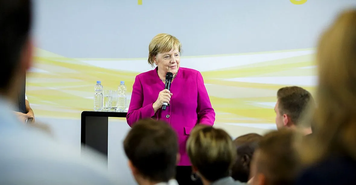 Z Merkelové ‚odcházení‘ zatím CDU neprofituje. Ve straně roste odpor proti paktu o migraci