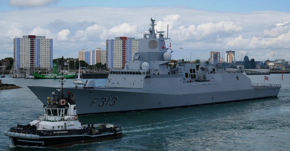 Norská fregata se při návratu z manévrů NATO srazila s tankerem