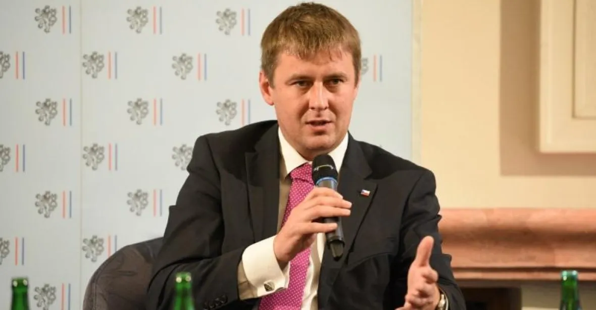 Poslanci chtějí vyšetřit vliv cizích mocností na Česko. Šéf diplomacie Petříček souhlasí