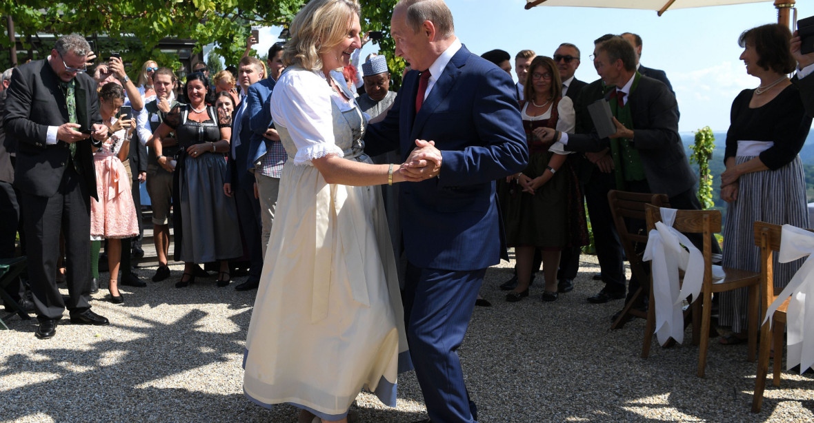 Nejdřív tancovala s Putinem na veselce, teď létají mezi Vídní a Moskvou blesky kvůli špionovi