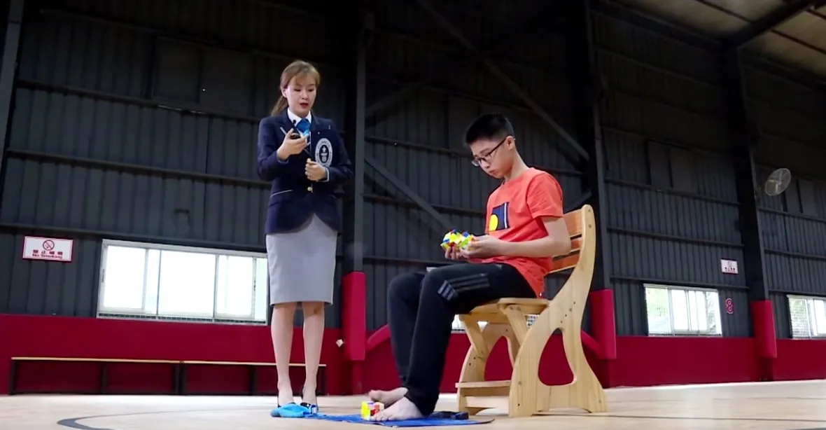 VIDEO: 13letý geniální klučina skládá Rubikovy kostky i nohama. Láme a vytváří nové rekordy