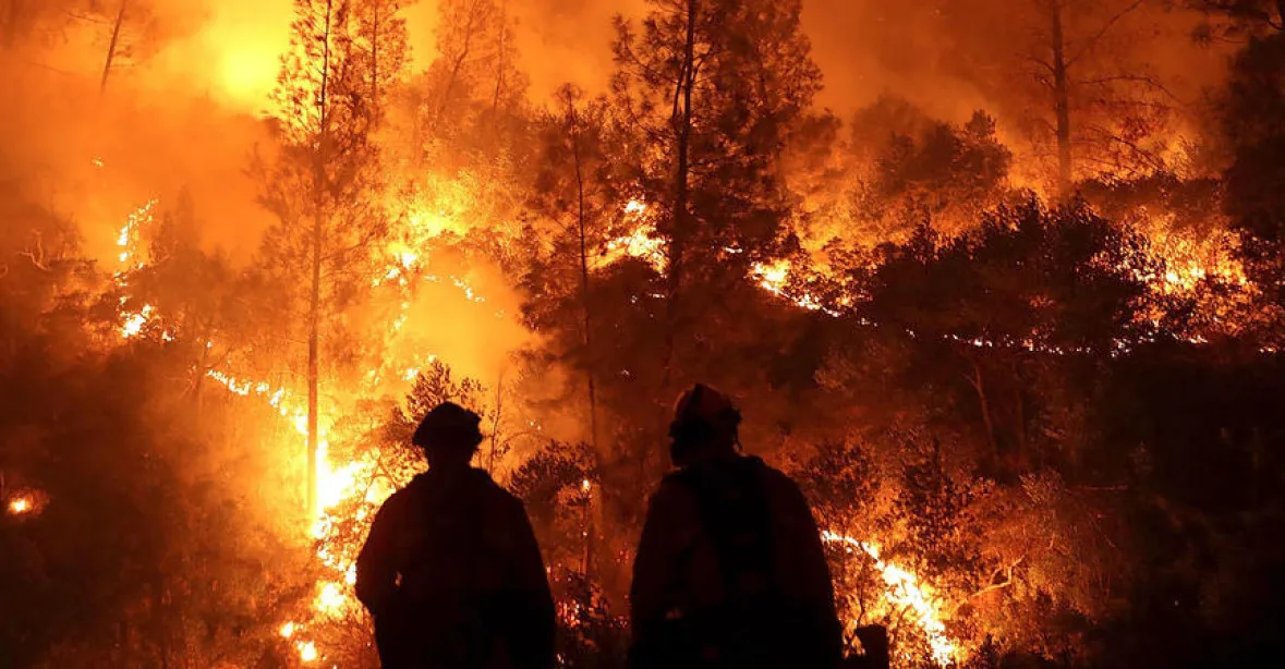 Počet obětí požárů v Kalifornii stoupl na čtyřicet čtyři, nejvíce v historii státu