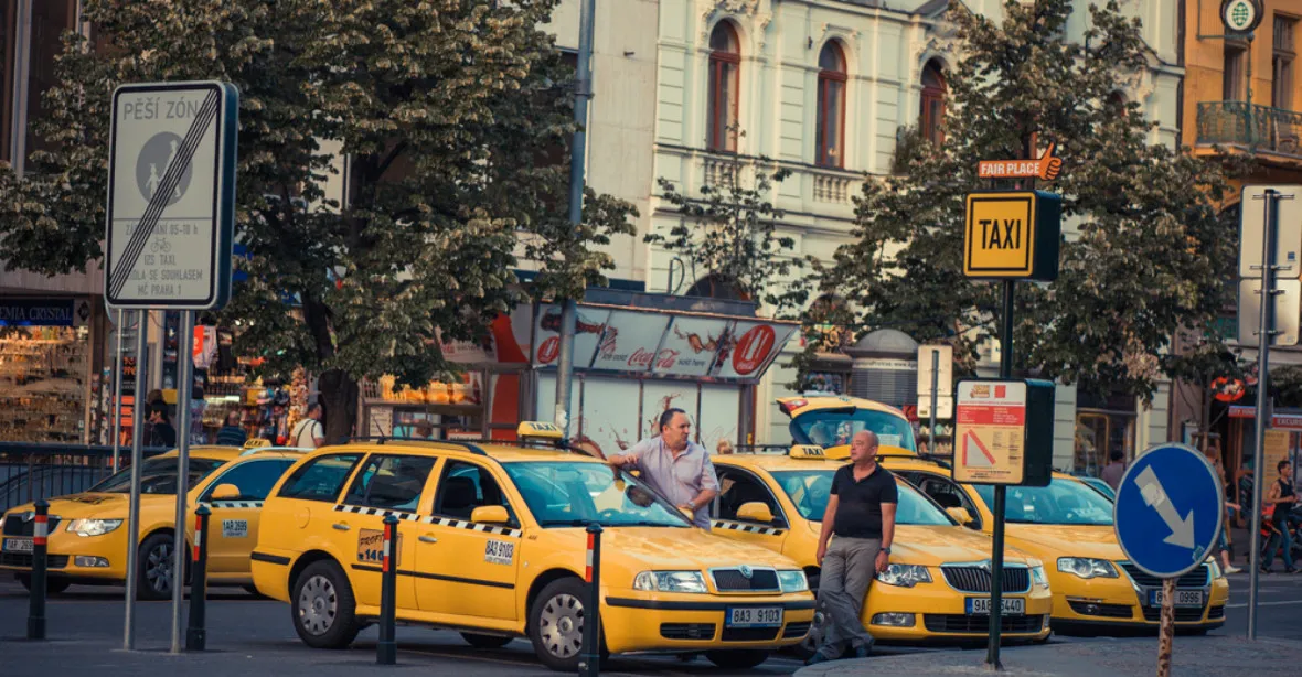Taxikáři protestují proti Uberu, místo blokování dopravy tentokrát pochodují