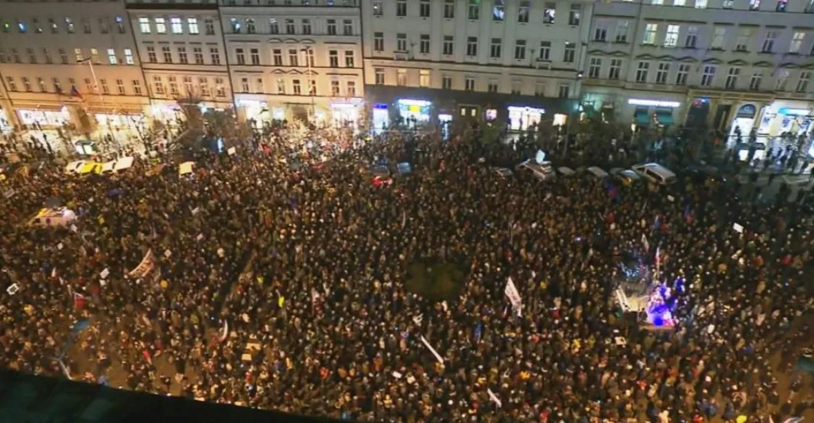 Tisíce lidí protestovaly na Václavském náměstí v Praze. Žádaly demisi premiéra Babiše