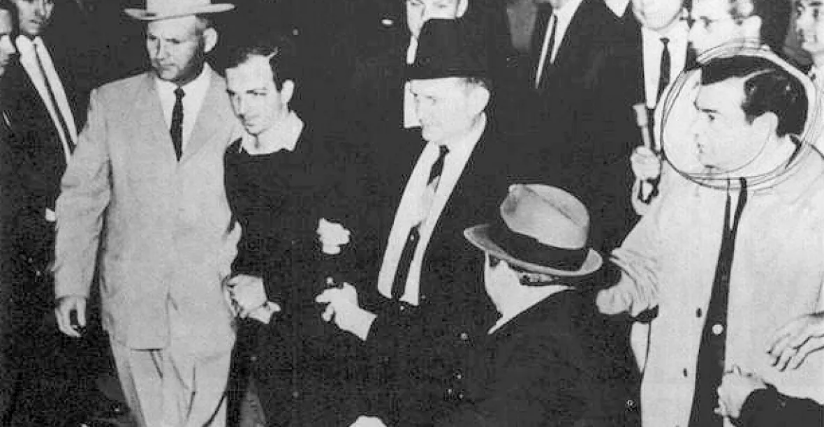 Jack Ruby vytáhl zbraň a navždy umlčel Lee Harveyho Oswalda