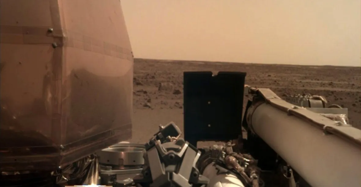 Kosmický úspěch. Sonda InSight přistála na Marsu a rozevřela solární panely