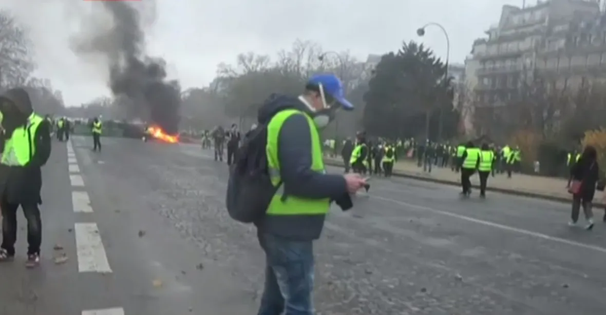 Při protestech proti zdražování bylo v Paříži zraněno na sto lidí, v ulicích opět hořelo