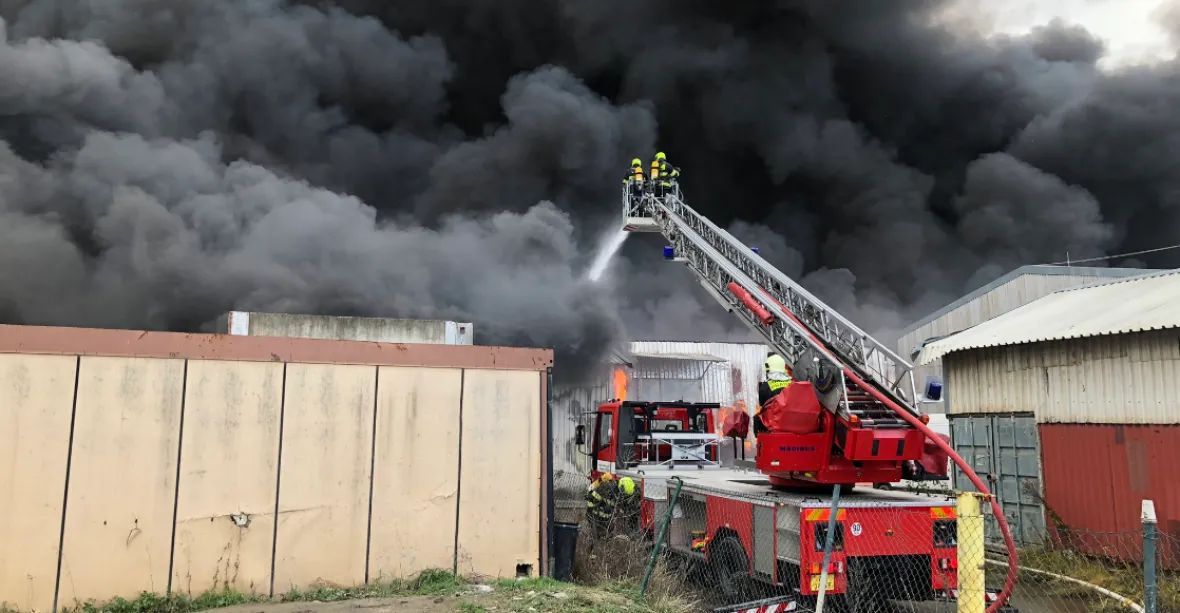 V pražské Písnici hořel sklad oblečení, hasiči mají plameny pod kontrolou