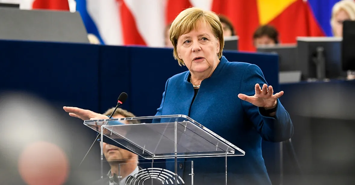 Éra Merkelové končí, CDU si nyní zvolí nového šéfa. Straně hrozí rozkol