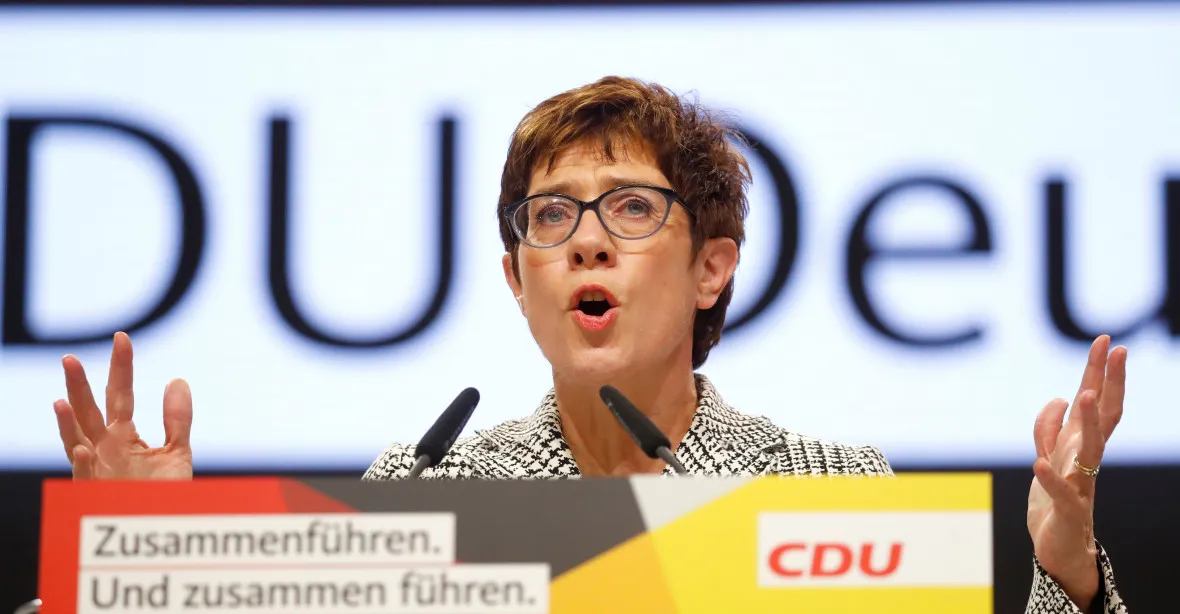 Merkelovou v čele CDU střídá mini Merkel či AKK. Chce ukončit debatu o přijetí migrantů