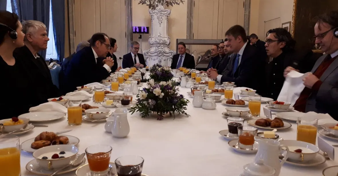 Česko a Francie pozvaly na snídani disidenty