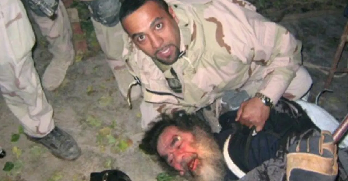 „We got him!“ Bývalého prezidenta Saddáma Husajna zatkli v díře v zemi