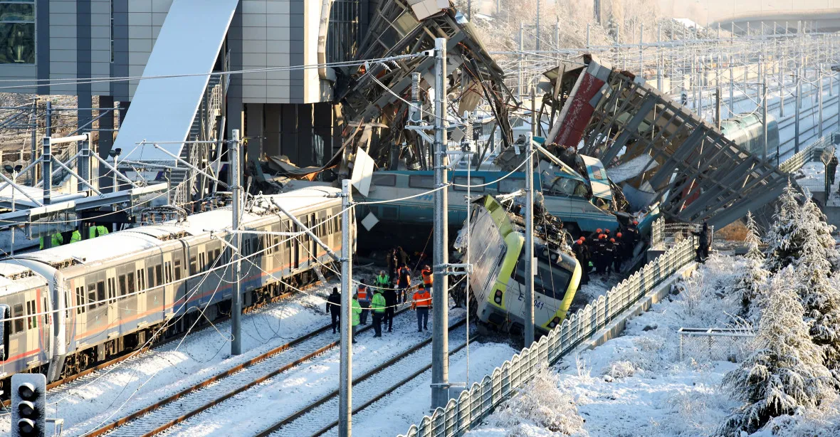 Tragická nehoda vysokorychlostního vlaku v Ankaře. Na místě jsou mrtví a zranění
