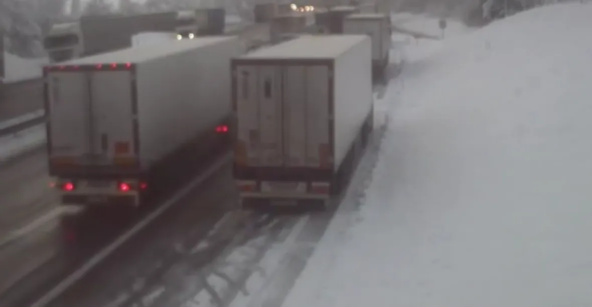 Děsivá dálnice D1. Ťok obviňuje řidiče kamionů za kolony