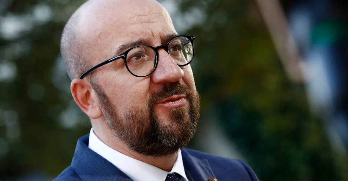 Belgický premiér oznámil demisi. Jeho konec přiblížil pakt o migraci