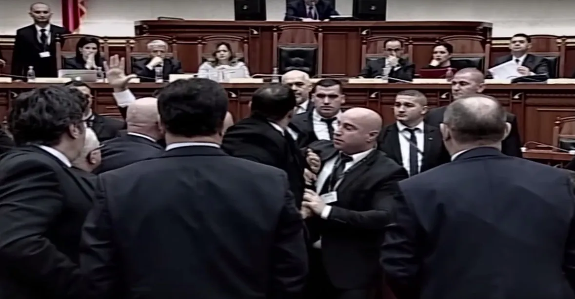 VIDEO: Albánský premiér čelil v parlamentu vajíčkovému útoku