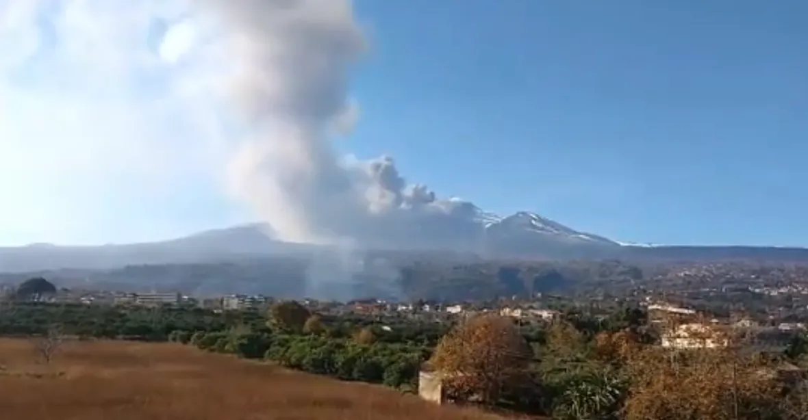 VIDEO: Sopka Etna se probudila, chrlí dým a lávu. Místní letiště zastavilo provoz