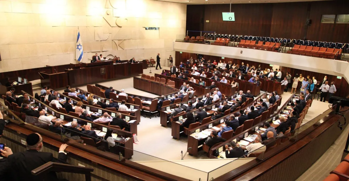 Izraelský parlament odhlasoval své rozpuštění a nové volby. Průzkumy vede Likud