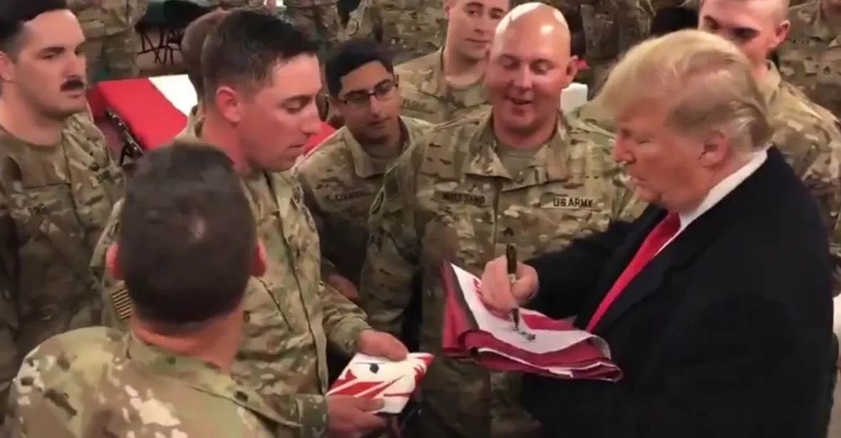 Trump nečekaně navštívil vojáky v Iráku a Německu, Air Force One letěl se zhasnutými světly