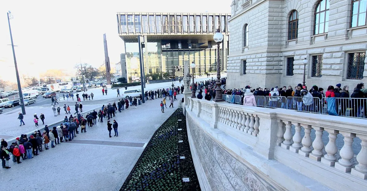 Návštěvnické šílenství. Fronta do Národního muzea dosahuje stovek metrů, na vstup se čeká hodiny